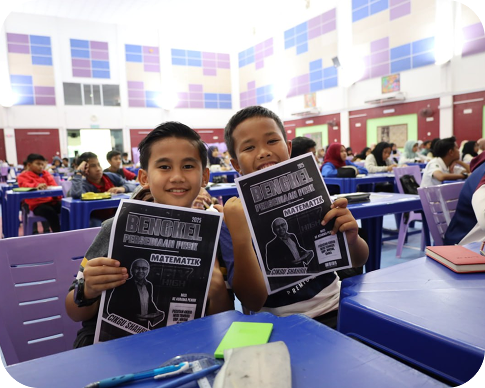 Pelajar pegang modul Bengkel Matematik FlyHigh